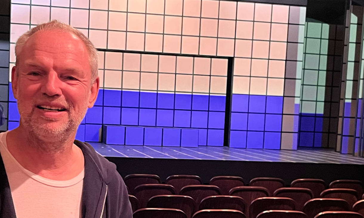 Autor und Regisseur Peter Lund im leeren Publikumsraum vor der Bühne von "Mitten im Gesicht"