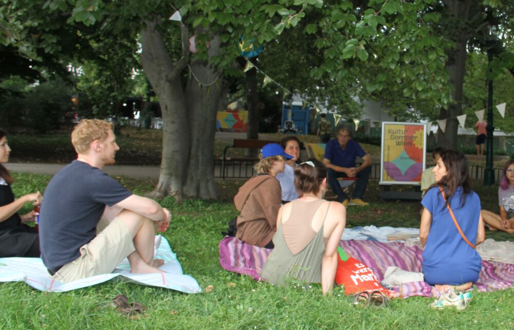 Reden übes Lesen beim Picknick im Park