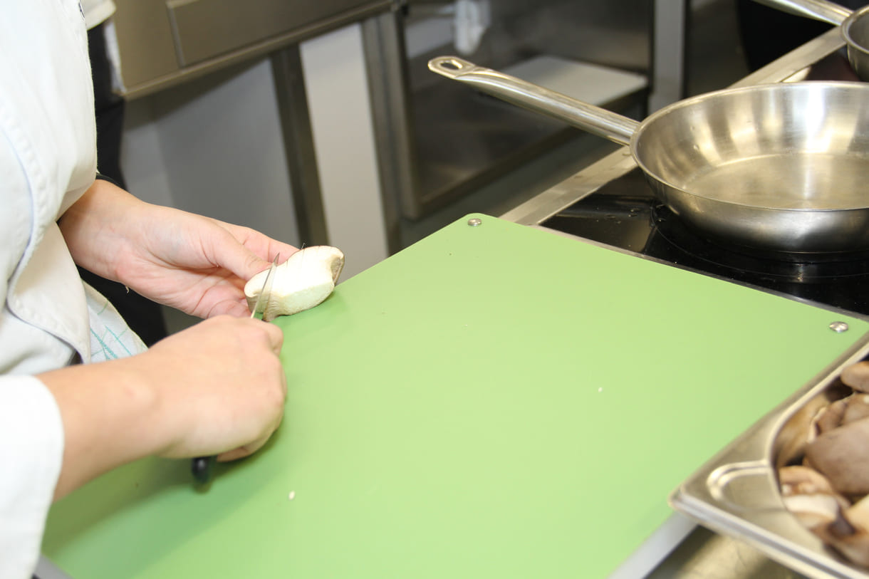 Pilze werden eingeschnitten