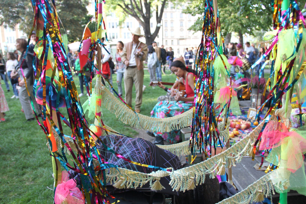 Reihentanz vor kleiner Bühne mit Piñata im Hintergrund