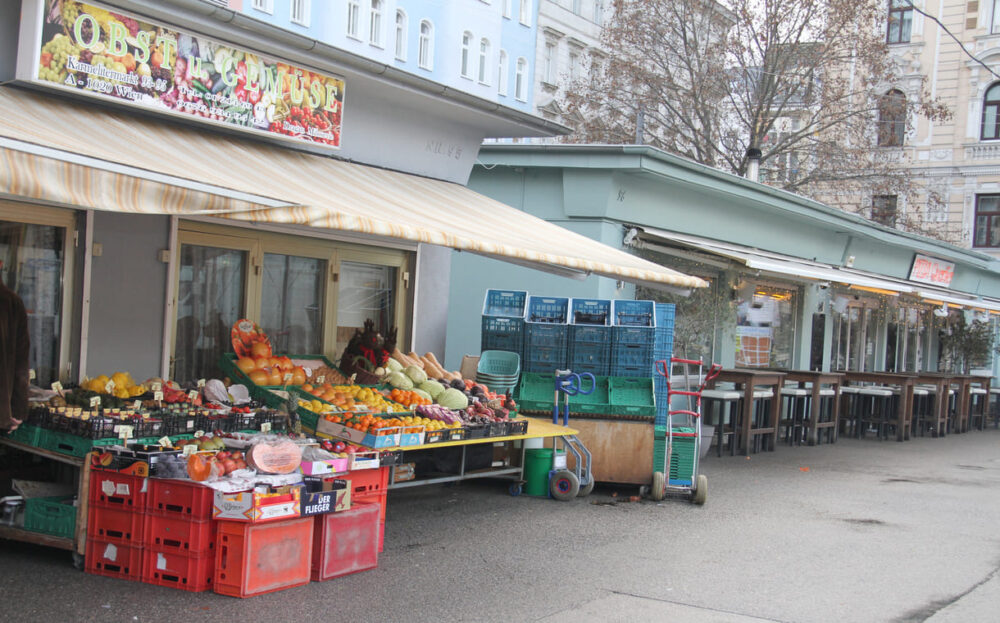Obst und Gemüse wird gleich am Nachbarstand am Markt eingekauft