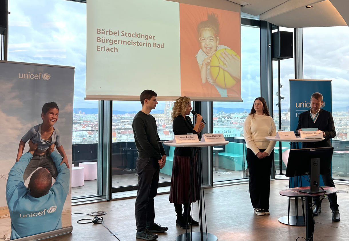 Das Podium des Unicef-Österreich-Mediengesprächs zum Tag der Kinderrechte (von links nach rechts: Jonas Peisker (Wittgenstein Centre bzw. International Institute for Applied Systems Analytics /IIASA, einer der Forscher, die am Bericht zur Lage der Kinder gearbeitet haben), Bärbel Stockinger (Bürgermeisterin von Bad Erlach, einer kinderfreundlichen Gemeinde), Luisa Zuser (Schülerin, 15, verfasste einen offenen Breif – den KiJuKU bereits veröffentlicht hat, Link am Ende des Beitrages) sowie Christoph Jünger (Geschäftsführer von UNICEF Österreich)