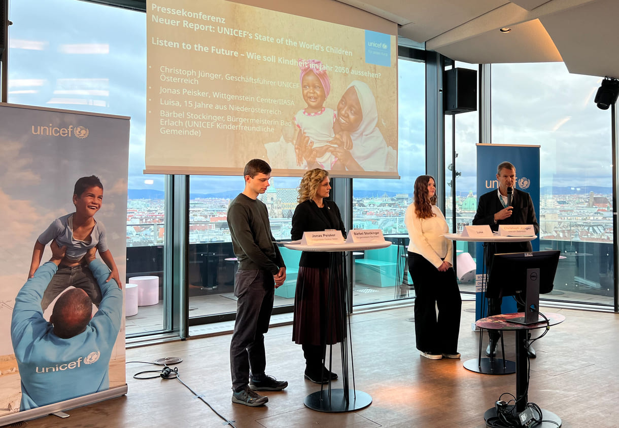 Das Podium des Unicef-Österreich-Mediengesprächs zum Tag der Kinderrechte (von links nach rechts: Jonas Peisker (Wittgenstein Centre bzw. International Institute for Applied Systems Analytics /IIASA, einer der Forscher, die am Bericht zur Lage der Kinder gearbeitet haben), Bärbel Stockinger (Bürgermeisterin von Bad Erlach, einer kinderfreundlichen Gemeinde), Luisa Zuser (Schülerin, 15, verfasste einen offenen Breif – den KiJuKU bereits veröffentlicht hat, Link am Ende des Beitrages) sowie Christoph Jünger (Geschäftsführer von UNICEF Österreich)