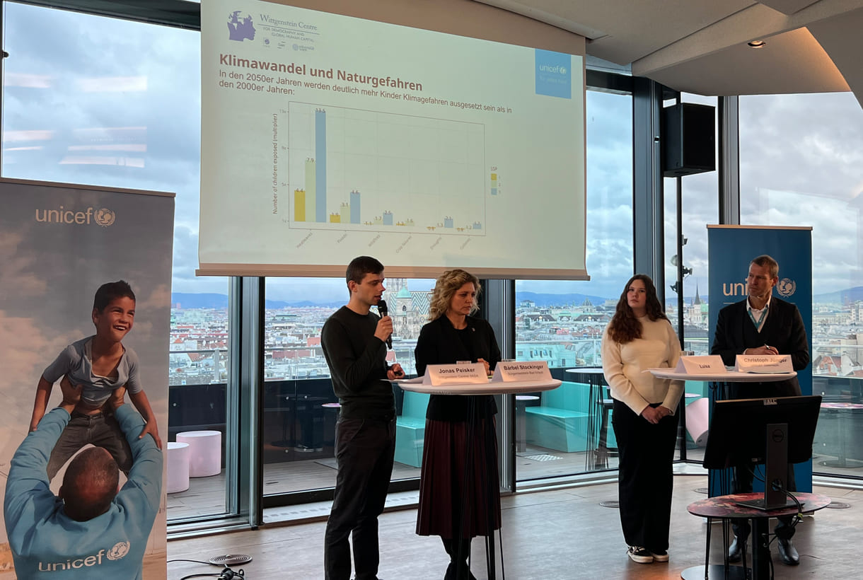 Das Podium des Unicef-Österreich-Mediengesprächs zum Tag der Kinderrechte (von links nach rechts: Jonas Peisker (Wittgenstein Centre bzw. International Institute for Applied Systems Analytics /IIASA, einer der Forscher, die am Bericht zur Lage der Kinder gearbeitet haben), Bärbel Stockinger (Bürgermeisterin von Bad Erlach, einer kinderfreundlichen Gemeinde), Luisa Zuser (Schülerin, 15, verfasste einen offenen Breif – den KiJuKU bereits veröffentlicht hat, Link am Ende des Beitrages) sowie Christoph Jünger (Geschäftsführer von UNICEF Österreich)