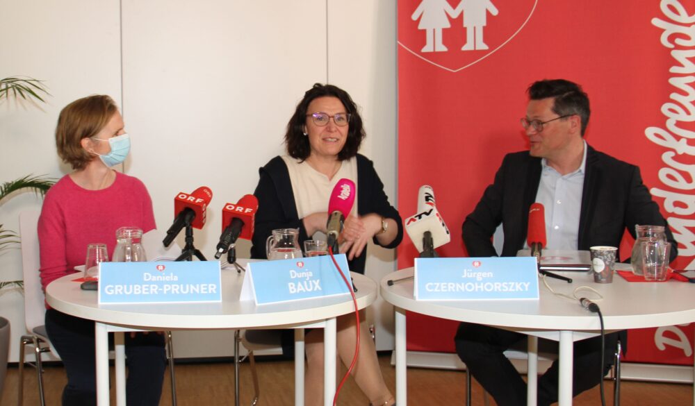 Daniela Gruber-Pruner (Geschäftsführerin), Dunja Baux (Kinderschutzexpertin) und Jürgen Czernohorszky (Bundesvorsitzender) der Österreichischen Kinderfreunde bei ihrer Medienkonferenz zum Thema Schutzschirm für Kinder/Jugendliche