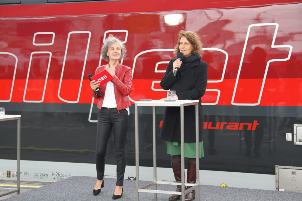 Personenverkehrs-Vorständin Sabine Stock (rechts, links die Moderatorin der Pressekonferenz) stellte den neuen Railjet vor