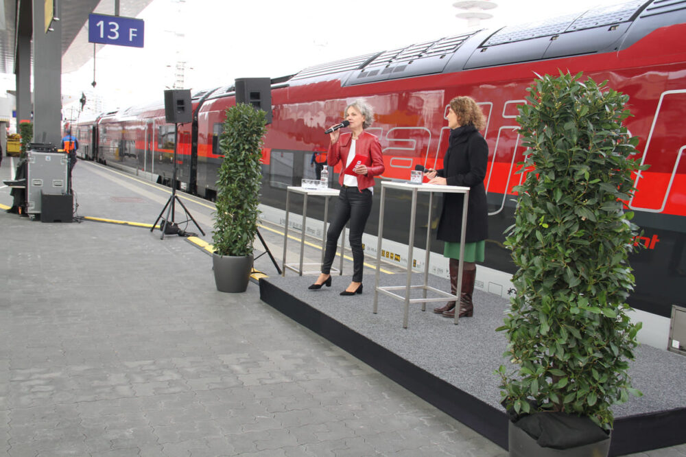 Personenverkehrs-Vorständin Sabine Stock (rechts, links die Moderatorin der Pressekonferenz) stellte den neuen Railjet vor