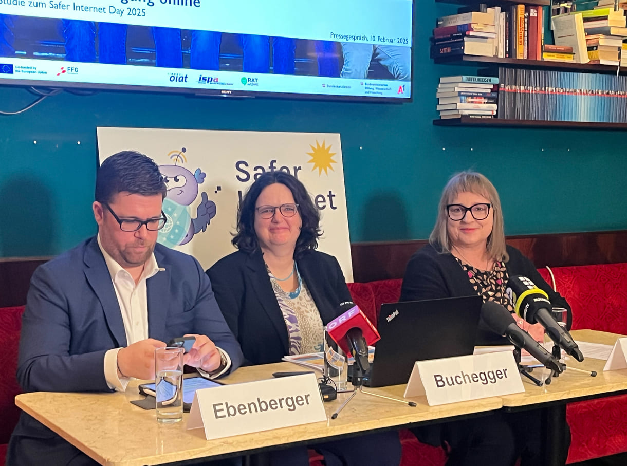 Blick auf das Podium des Mediengesprächs (von links nach rechts): Stefan Ebenberger (Generalsekretär von ISPA - Internet Service Providers Austria), Barbara Buchegger (pädagogische Leiterin bei Saferinternet.at) sowie Rat-auf-Draht-Leiterin Birgit Satke