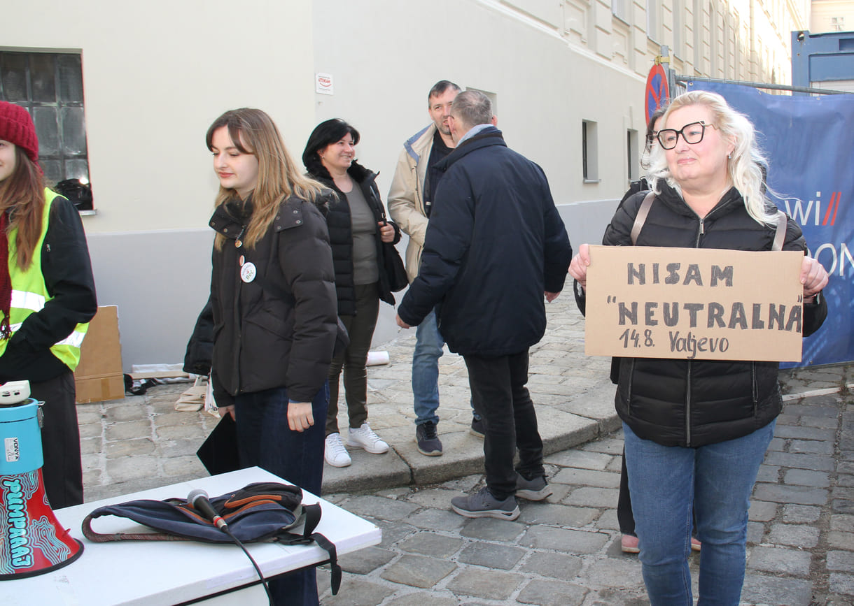 Demonstrantin mit selbstgebasteltem Plakat