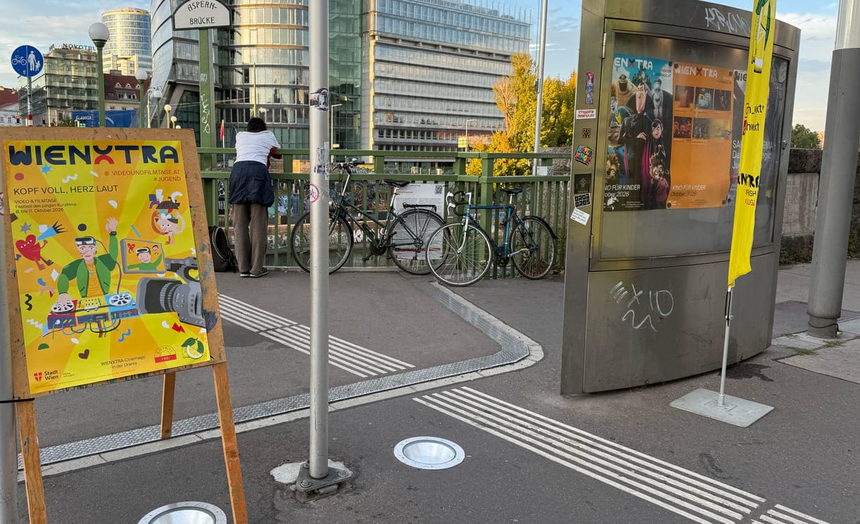 Film- und Festival-Plakate vor der Wiener Urania