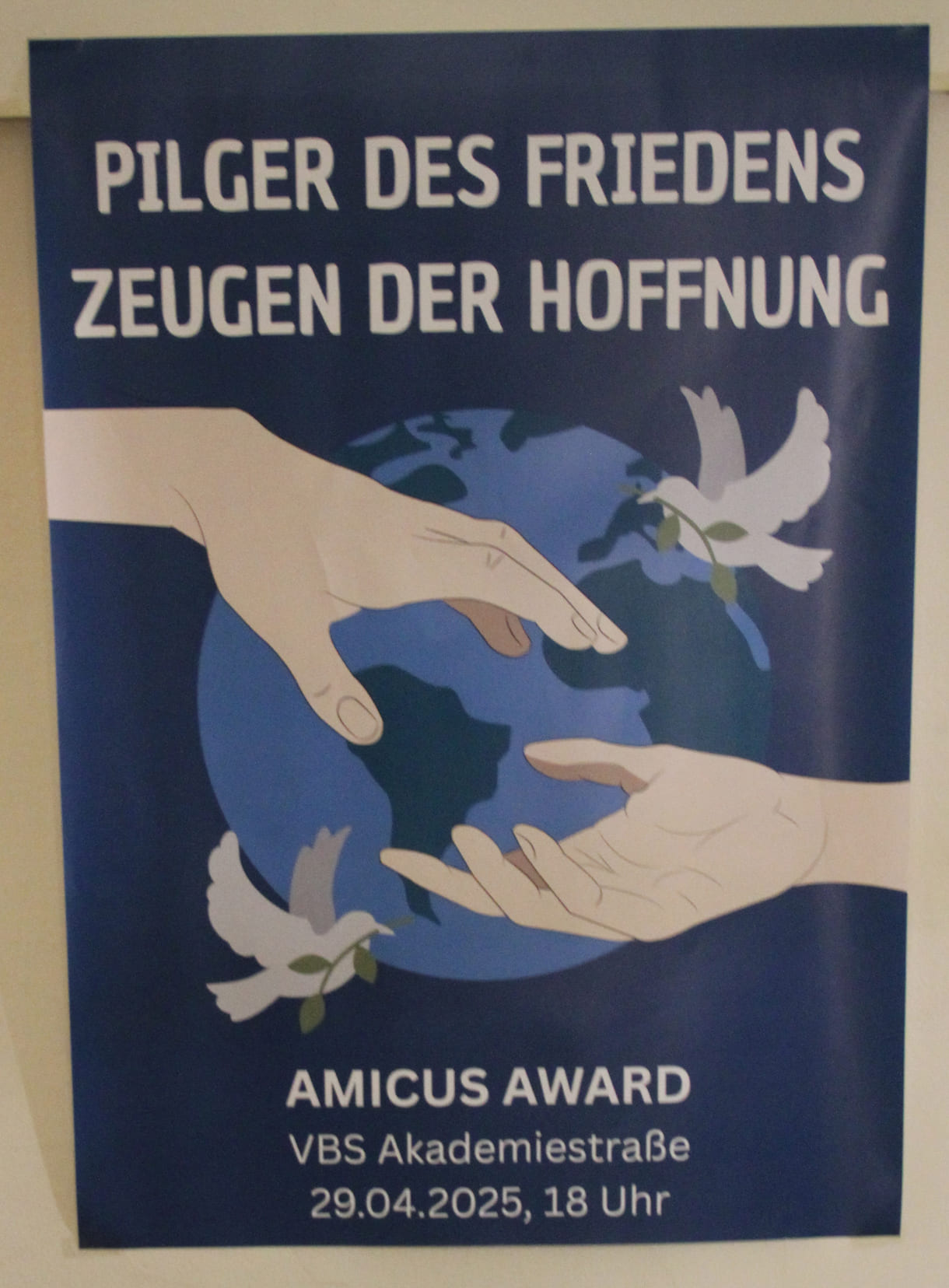 Plakat zum diesjährigen Amicus-Award, Spruch: Pilger des Friedens, Zeugen der Hoffnung