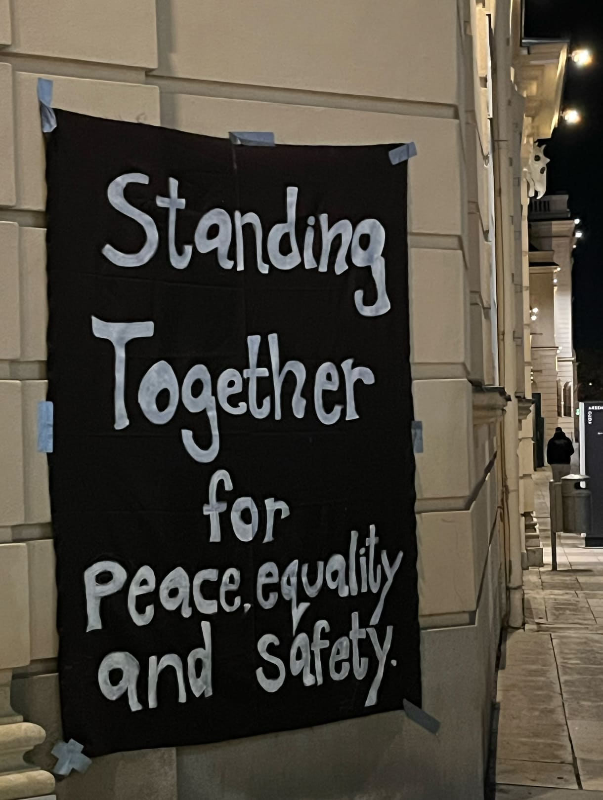 Zusammenstehen für Frieden, Gleichwertigkeit und Sicherheit - das einzige Transparent bei der Kundgebung