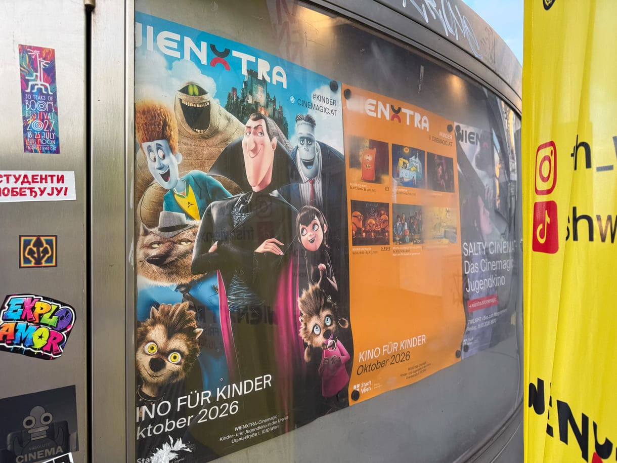 Film- und Festival-Plakate vor der Wiener Urania