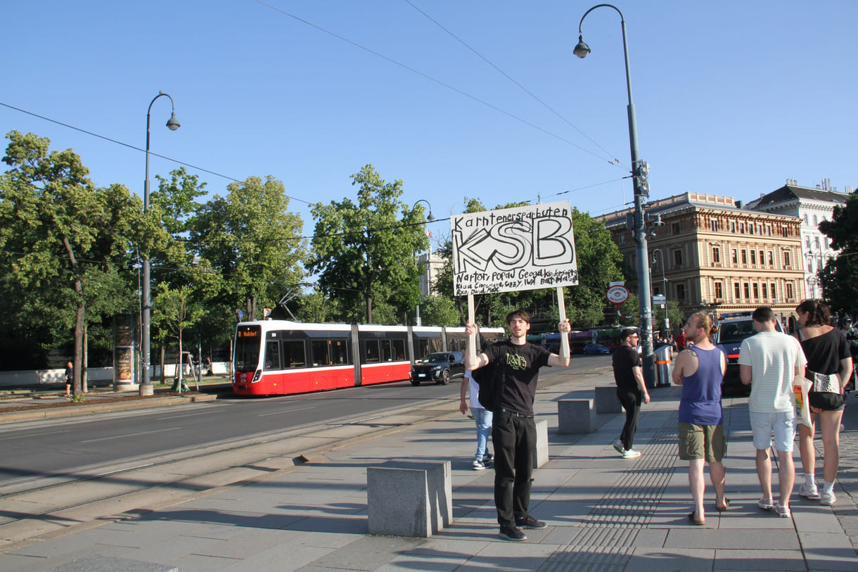 Plakate mit politischen Botschaften
