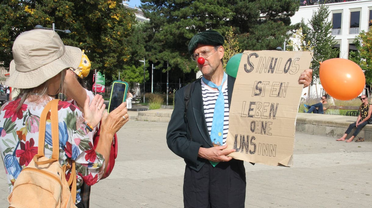 Einige wenige handgeschriebene Plakate