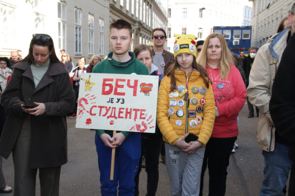 Jugendliche aus Wien mit Solidaritäts-Plakat für protestierende serbische Studierende