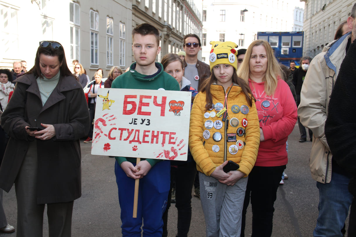 Jugendliche aus Wien mit Solidaritäts-Plakat für protestierende serbische Studierende