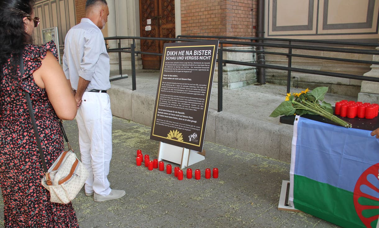 Immer wieder kamen Menschen, um Kerzen des Gedenkens vor das Plakat zu stellen