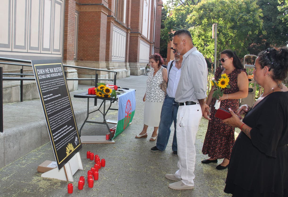 Immer wieder kamen Menschen, um Kerzen des Gedenkens vor das Plakat zu stellen