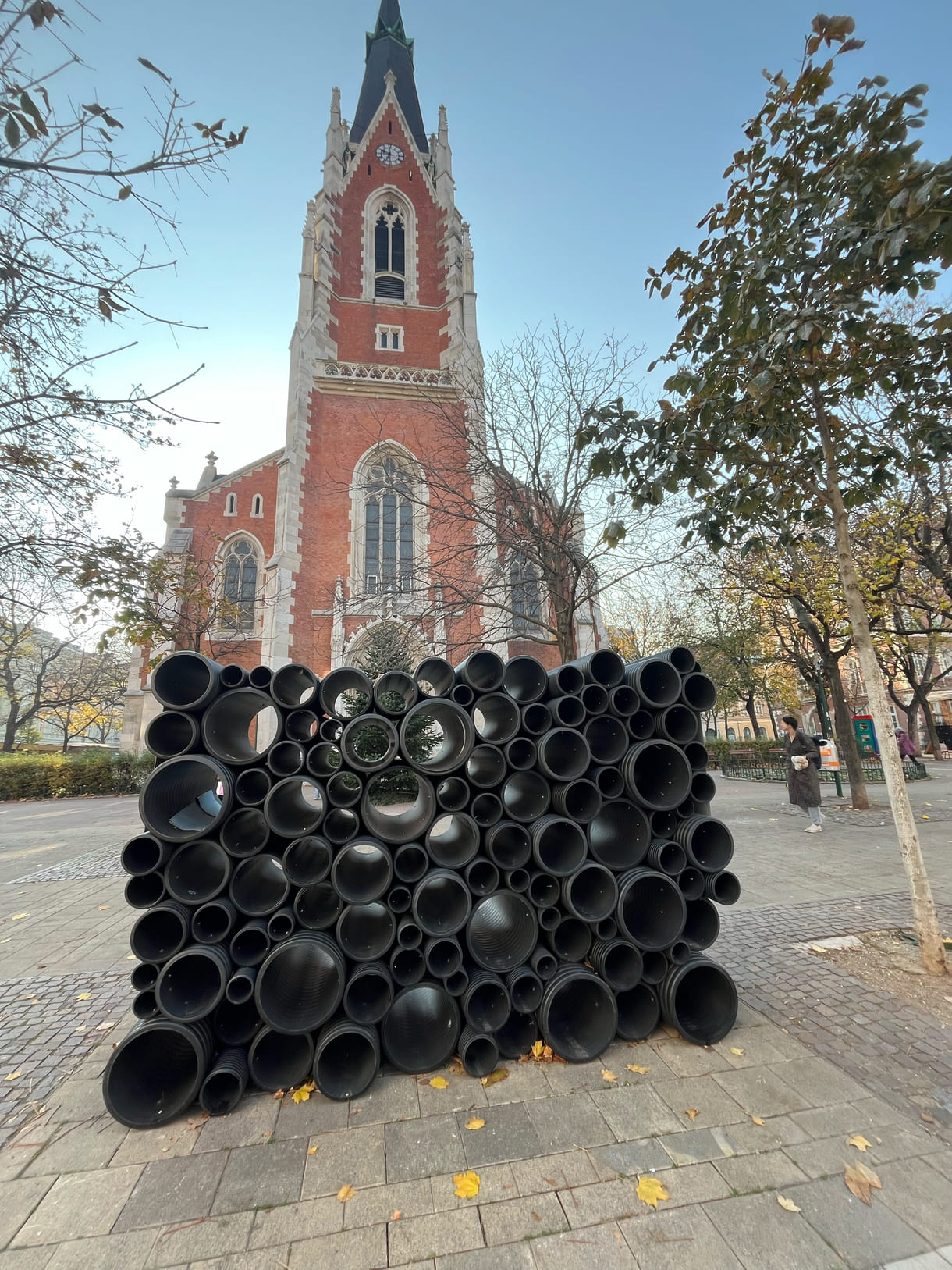 Röhren für gute Nachrichten vor der Kirche St. Elisabeth (Wien-Wieden), wenige Metr vom Theater Akzent entfernt