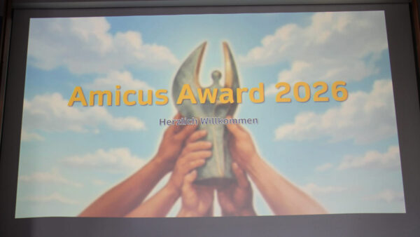 Jedes Jahr prägt ein anderes Motto und ein anderes Plakat-Sujet die alljährlichen Amicus-Awards für soziale Projekte in der privaten Handelsschule und -akademie Vienna Business School Akademistraße