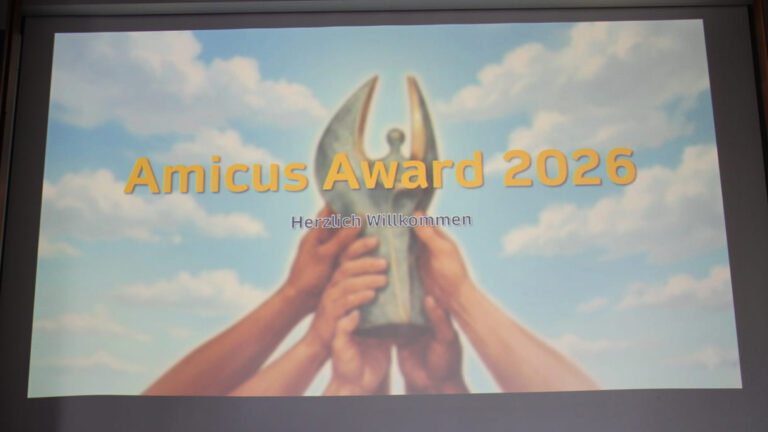 Jedes Jahr prägt ein anderes Motto und ein anderes Plakat-Sujet die alljährlichen Amicus-Awards für soziale Projekte in der privaten Handelsschule und -akademie Vienna Business School Akademistraße