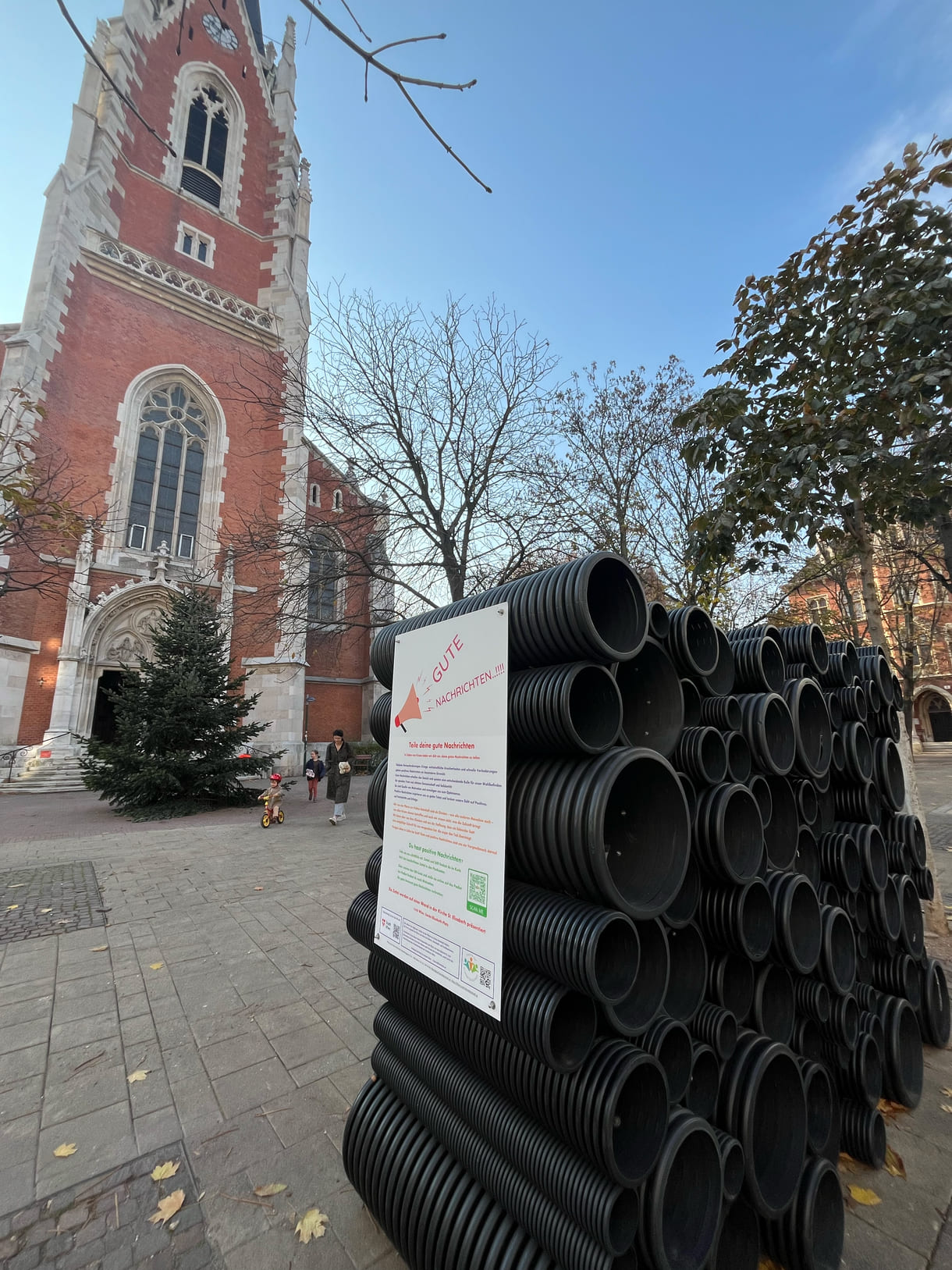 Röhren für gute Nachrichten vor der Kirche St. Elisabeth (Wien-Wieden), wenige Metr vom Theater Akzent entfernt