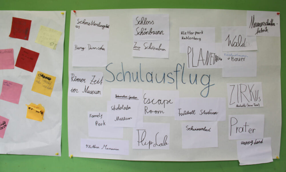Viele Plakate mit Vorschlägen, Ideen und Forderungen an den Wänden des Ganges in der Volksschule in der Wiener Krottenbachstraße