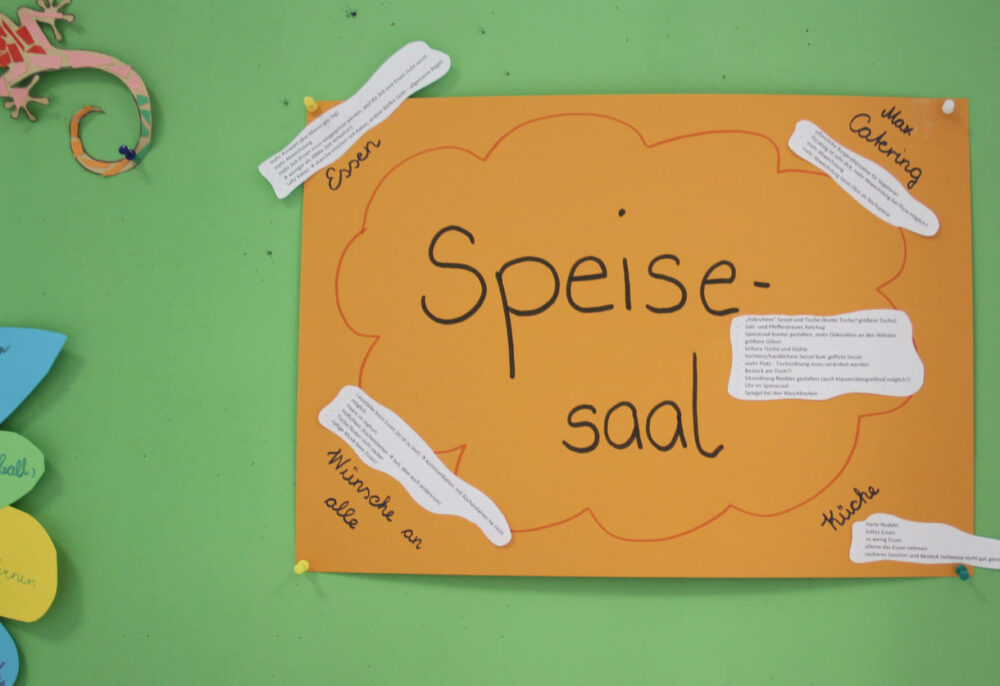 Viele Plakate mit Vorschlägen, Ideen und Forderungen an den Wänden des Ganges in der Volksschule in der Wiener Krottenbachstraße
