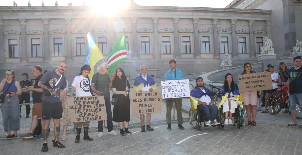 Plakate mit politischen Botschaften
