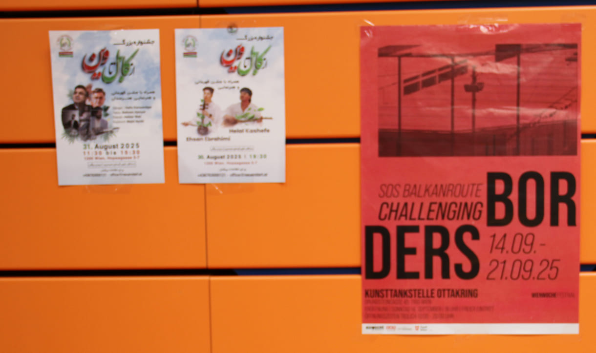 Verschieden Plakate an den Wänden