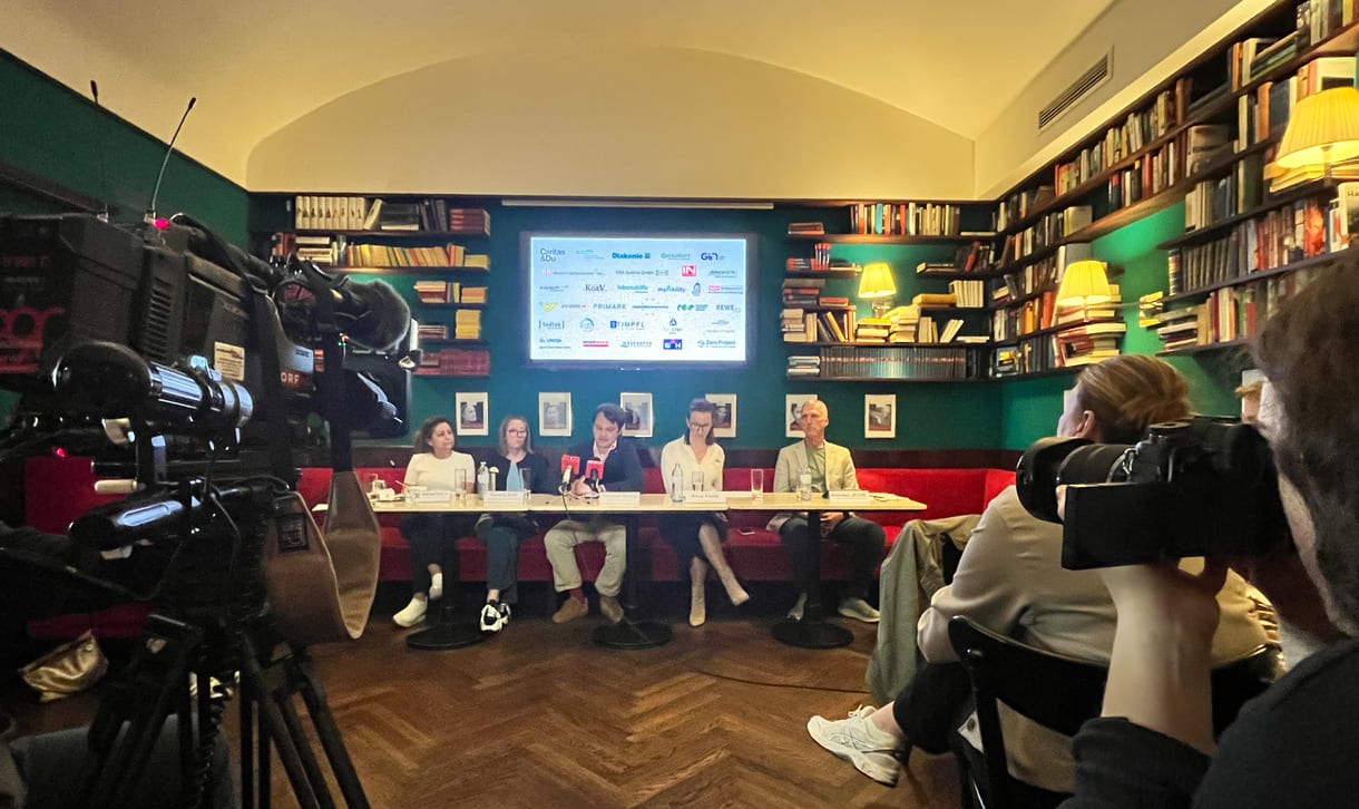 Podium des Mediengesprächs - von links nach rechts: Lina Kasapoğlu (Inhaberin Café Insieme in Schwaz, Tirol), Verena Köll (Arbeitnehmerin im Café Insieme), Philippe Narval (Generalsekretär Lebenshilfe Österreich), Anna Parr (Generalsekretärin Caritas Österreich), Andreas Jesse (Vorstand dabei-austria, Geschäftsführer autArK)