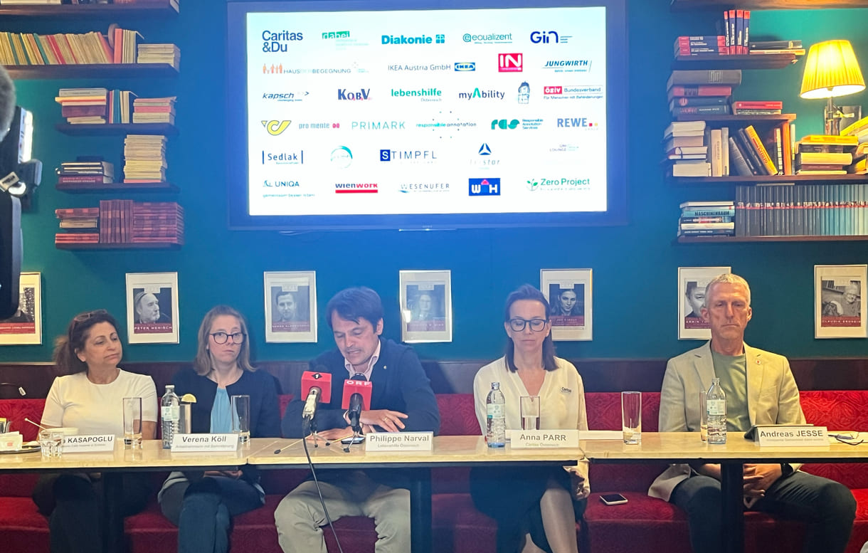 Podium des Mediengesprächs - von links nach rechts: Lina Kasapoğlu (Inhaberin Café Insieme in Schwaz, Tirol), Verena Köll (Arbeitnehmerin im Café Insieme), Philippe Narval (Generalsekretär Lebenshilfe Österreich), Anna Parr (Generalsekretärin Caritas Österreich), Andreas Jesse (Vorstand dabei-austria, Geschäftsführer autArK)
