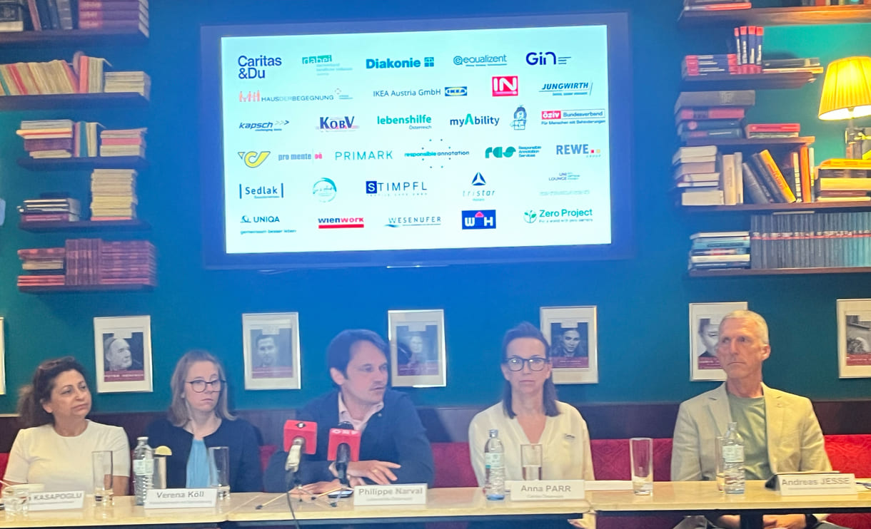 Podium des Mediengesprächs - von links nach rechts: Lina Kasapoğlu (Inhaberin Café Insieme in Schwaz, Tirol), Verena Köll (Arbeitnehmerin im Café Insieme), Philippe Narval (Generalsekretär Lebenshilfe Österreich), Anna Parr (Generalsekretärin Caritas Österreich), Andreas Jesse (Vorstand dabei-austria, Geschäftsführer autArK)
