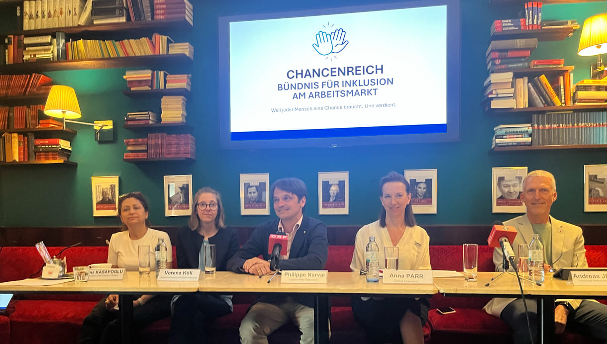 Podium des Mediengesprächs - von links nach rechts: Lina Kasapoğlu (Inhaberin Café Insieme in Schwaz, Tirol), Verena Köll (Arbeitnehmerin im Café Insieme), Philippe Narval (Generalsekretär Lebenshilfe Österreich), Anna Parr (Generalsekretärin Caritas Österreich), Andreas Jesse (Vorstand dabei-austria, Geschäftsführer autArK)