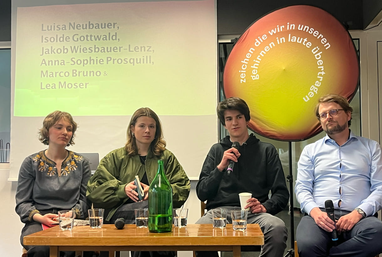 Moderiert von abwechselnden Duos aus dem Unicef-Jugendbeirat, diskutierten im Podium Isolde Gottwald (Wissenschaftlerin an der Uni Wien), Lea Moser (österreichische Fridays for Future Aktivistin, Luisa Neubauer (bekannte Klimaaktivistin aus Deutschland), Marco Bruno (WU-Student), Jakob Wiesbauer-Lenz (Sachbearbeiter aus dem Klimaministerium), Anna-Sophie Prosquill (Exxpress-Redakteurin)