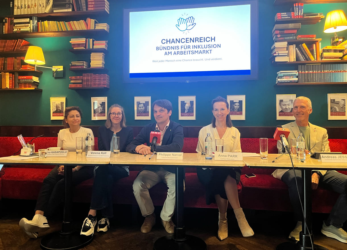 Podium des Mediengesprächs - von links nach rechts: Lina Kasapoğlu (Inhaberin Café Insieme in Schwaz, Tirol), Verena Köll (Arbeitnehmerin im Café Insieme), Philippe Narval (Generalsekretär Lebenshilfe Österreich), Anna Parr (Generalsekretärin Caritas Österreich), Andreas Jesse (Vorstand dabei-austria, Geschäftsführer autArK)