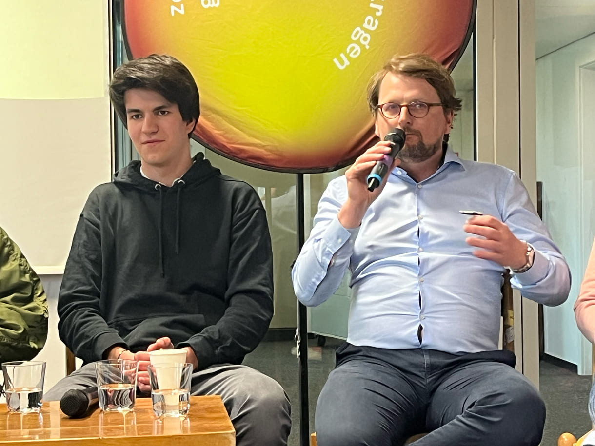 Moderiert von abwechselnden Duos aus dem Unicef-Jugendbeirat, diskutierten im Podium Isolde Gottwald (Wissenschaftlerin an der Uni Wien), Lea Moser (österreichische Fridays for Future Aktivistin, Luisa Neubauer (bekannte Klimaaktivistin aus Deutschland), Marco Bruno (WU-Student), Jakob Wiesbauer-Lenz (Sachbearbeiter aus dem Klimaministerium), Anna-Sophie Prosquill (Exxpress-Redakteurin)