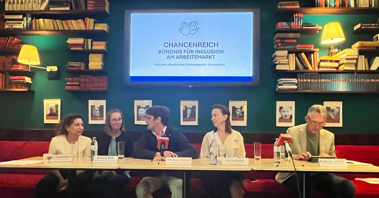 Podium des Mediengesprächs - von links nach rechts: Lina Kasapoğlu (Inhaberin Café Insieme in Schwaz, Tirol), Verena Köll (Arbeitnehmerin im Café Insieme), Philippe Narval (Generalsekretär Lebenshilfe Österreich), Anna Parr (Generalsekretärin Caritas Österreich), Andreas Jesse (Vorstand dabei-austria, Geschäftsführer autArK)