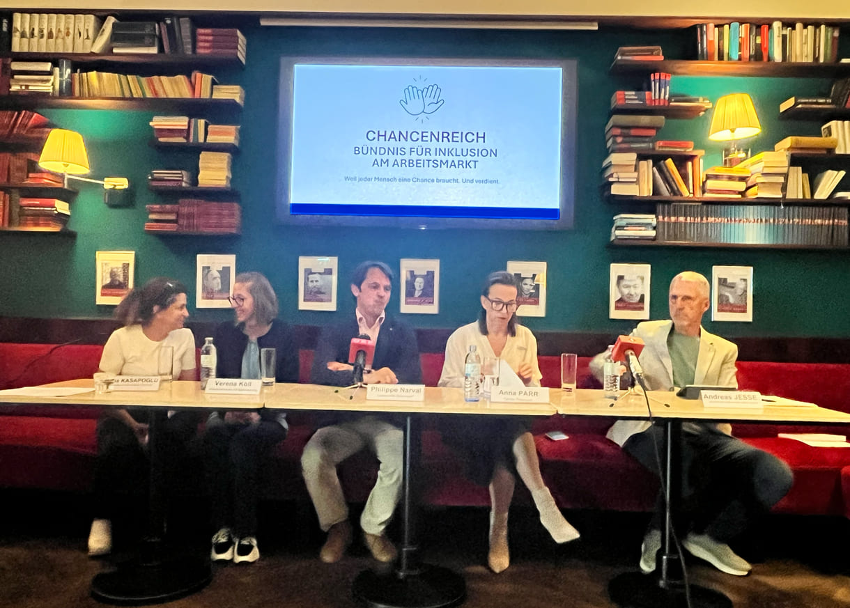Podium des Mediengesprächs - von links nach rechts: Lina Kasapoğlu (Inhaberin Café Insieme in Schwaz, Tirol), Verena Köll (Arbeitnehmerin im Café Insieme), Philippe Narval (Generalsekretär Lebenshilfe Österreich), Anna Parr (Generalsekretärin Caritas Österreich), Andreas Jesse (Vorstand dabei-austria, Geschäftsführer autArK)