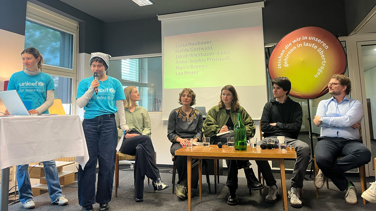 Moderiert von abwechselnden Duos aus dem Unicef-Jugendbeirat, diskutierten im Podium Isolde Gottwald (Wissenschaftlerin an der Uni Wien), Lea Moser (österreichische Fridays for Future Aktivistin, Luisa Neubauer (bekannte Klimaaktivistin aus Deutschland), Marco Bruno (WU-Student), Jakob Wiesbauer-Lenz (Sachbearbeiter aus dem Klimaministerium), Anna-Sophie Prosquill (Exxpress-Redakteurin)