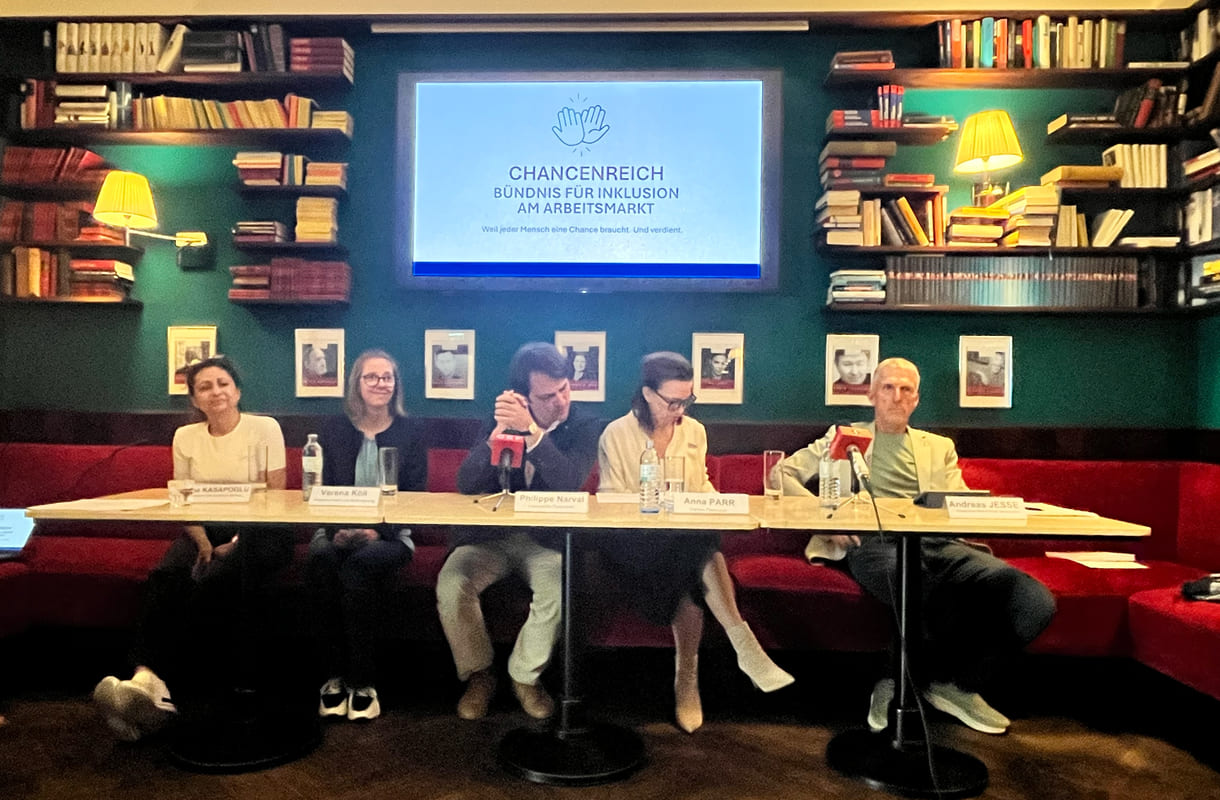 Podium des Mediengesprächs - von links nach rechts: Lina Kasapoğlu (Inhaberin Café Insieme in Schwaz, Tirol), Verena Köll (Arbeitnehmerin im Café Insieme), Philippe Narval (Generalsekretär Lebenshilfe Österreich), Anna Parr (Generalsekretärin Caritas Österreich), Andreas Jesse (Vorstand dabei-austria, Geschäftsführer autArK)