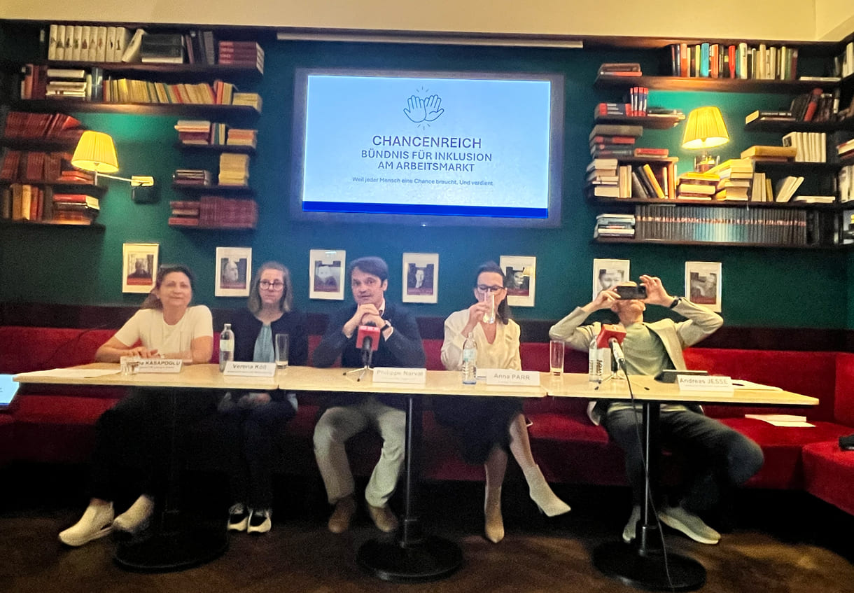 Podium des Mediengesprächs - von links nach rechts: Lina Kasapoğlu (Inhaberin Café Insieme in Schwaz, Tirol), Verena Köll (Arbeitnehmerin im Café Insieme), Philippe Narval (Generalsekretär Lebenshilfe Österreich), Anna Parr (Generalsekretärin Caritas Österreich), Andreas Jesse (Vorstand dabei-austria, Geschäftsführer autArK)