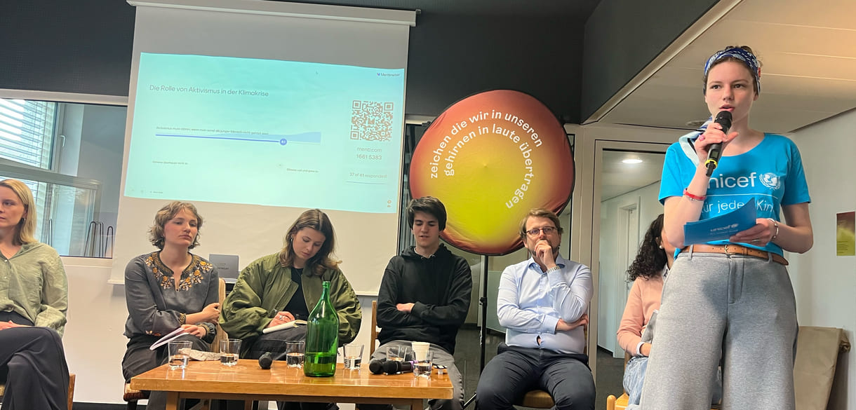 Moderiert von abwechselnden Duos aus dem Unicef-Jugendbeirat, diskutierten im Podium Isolde Gottwald (Wissenschaftlerin an der Uni Wien), Lea Moser (österreichische Fridays for Future Aktivistin, Luisa Neubauer (bekannte Klimaaktivistin aus Deutschland), Marco Bruno (WU-Student), Jakob Wiesbauer-Lenz (Sachbearbeiter aus dem Klimaministerium), Anna-Sophie Prosquill (Exxpress-Redakteurin)