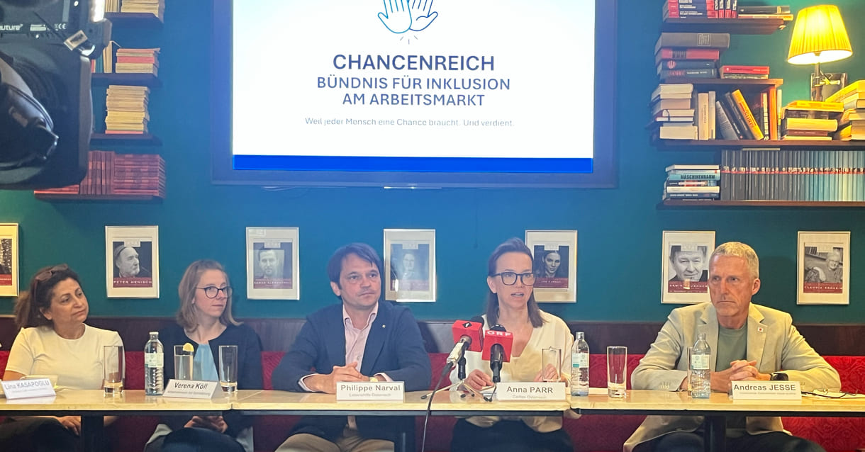 Podium des Mediengesprächs - von links nach rechts: Lina Kasapoğlu (Inhaberin Café Insieme in Schwaz, Tirol), Verena Köll (Arbeitnehmerin im Café Insieme), Philippe Narval (Generalsekretär Lebenshilfe Österreich), Anna Parr (Generalsekretärin Caritas Österreich), Andreas Jesse (Vorstand dabei-austria, Geschäftsführer autArK)