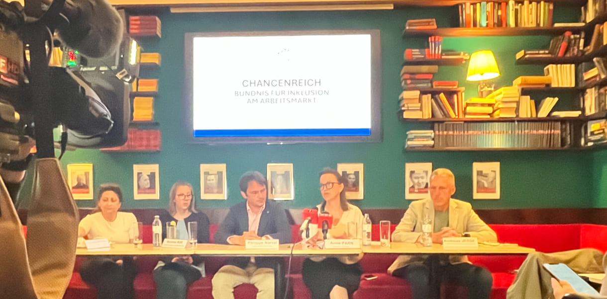 Podium des Mediengesprächs - von links nach rechts: Lina Kasapoğlu (Inhaberin Café Insieme in Schwaz, Tirol), Verena Köll (Arbeitnehmerin im Café Insieme), Philippe Narval (Generalsekretär Lebenshilfe Österreich), Anna Parr (Generalsekretärin Caritas Österreich), Andreas Jesse (Vorstand dabei-austria, Geschäftsführer autArK)