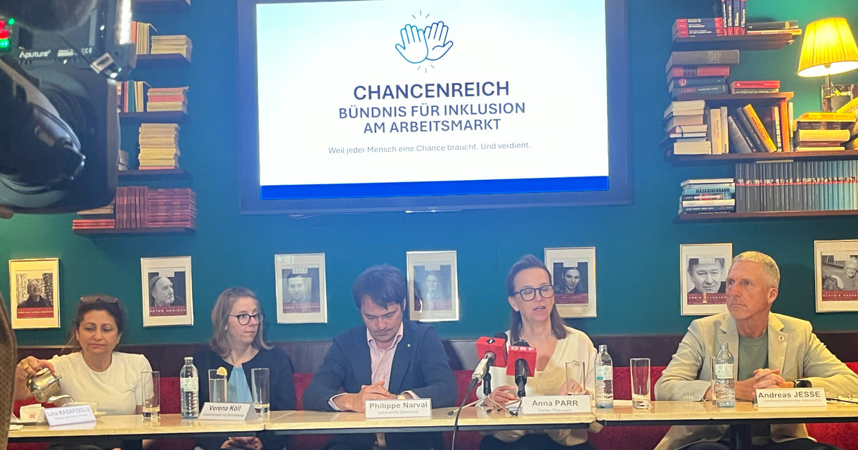 Podium des Mediengesprächs - von links nach rechts: Lina Kasapoğlu (Inhaberin Café Insieme in Schwaz, Tirol), Verena Köll (Arbeitnehmerin im Café Insieme), Philippe Narval (Generalsekretär Lebenshilfe Österreich), Anna Parr (Generalsekretärin Caritas Österreich), Andreas Jesse (Vorstand dabei-austria, Geschäftsführer autArK)