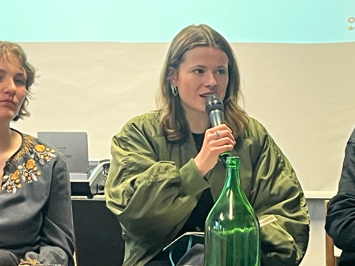 Moderiert von abwechselnden Duos aus dem Unicef-Jugendbeirat, diskutierten im Podium Isolde Gottwald (Wissenschaftlerin an der Uni Wien), Lea Moser (österreichische Fridays for Future Aktivistin, Luisa Neubauer (bekannte Klimaaktivistin aus Deutschland), Marco Bruno (WU-Student), Jakob Wiesbauer-Lenz (Sachbearbeiter aus dem Klimaministerium), Anna-Sophie Prosquill (Exxpress-Redakteurin)