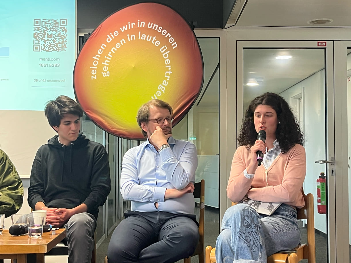 Moderiert von abwechselnden Duos aus dem Unicef-Jugendbeirat, diskutierten im Podium Isolde Gottwald (Wissenschaftlerin an der Uni Wien), Lea Moser (österreichische Fridays for Future Aktivistin, Luisa Neubauer (bekannte Klimaaktivistin aus Deutschland), Marco Bruno (WU-Student), Jakob Wiesbauer-Lenz (Sachbearbeiter aus dem Klimaministerium), Anna-Sophie Prosquill (Exxpress-Redakteurin)