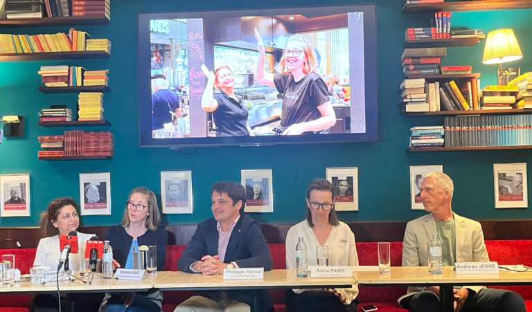 Podium des Mediengesprächs - von links nach rechts: Lina Kasapoğlu (Inhaberin Café Insieme in Schwaz, Tirol), Verena Köll (Arbeitnehmerin im Café Insieme), Philippe Narval (Generalsekretär Lebenshilfe Österreich), Anna Parr (Generalsekretärin Caritas Österreich), Andreas Jesse (Vorstand dabei-austria, Geschäftsführer autArK)